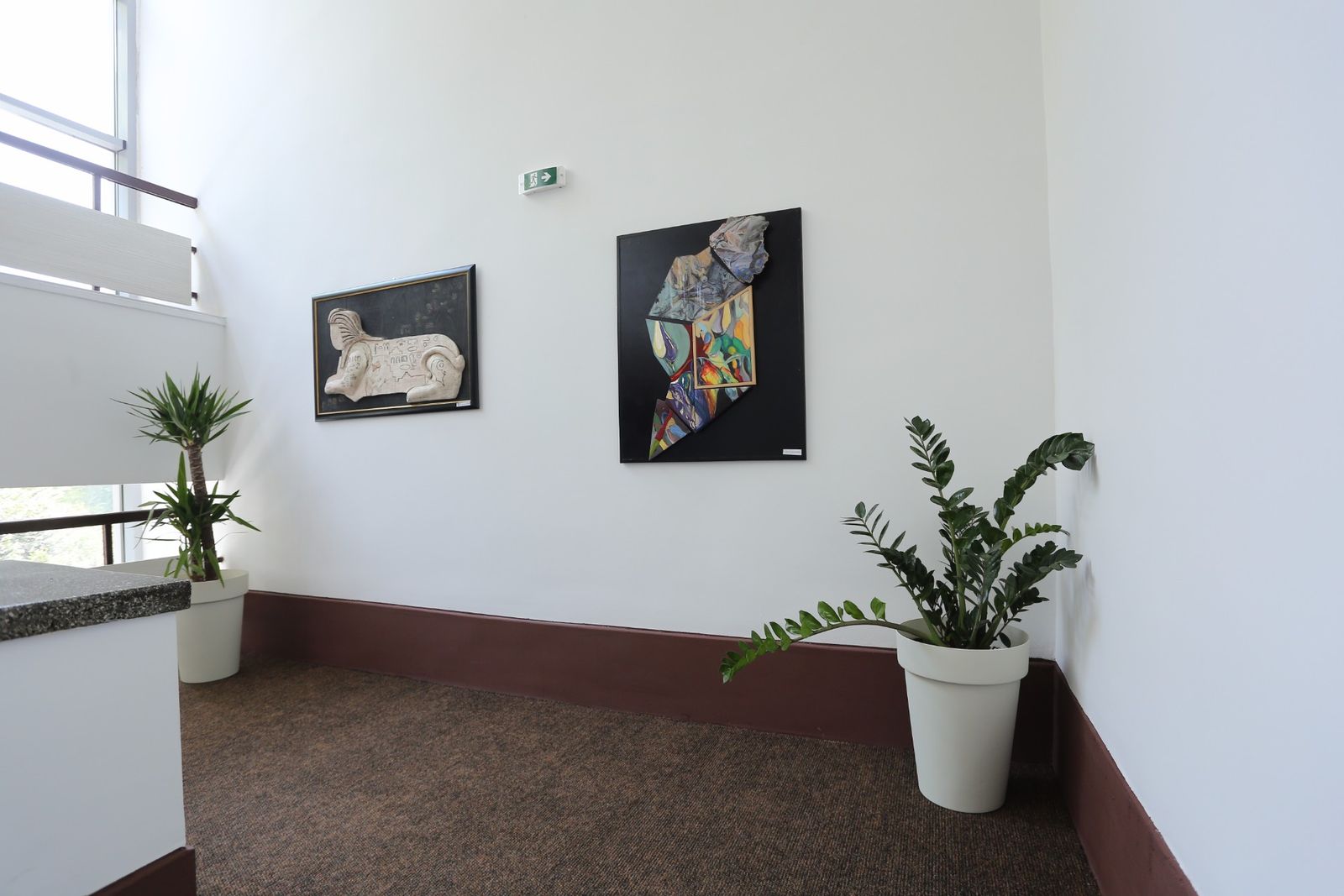 Radovi učenika užičke Umetničke škole na zidu konačišta
