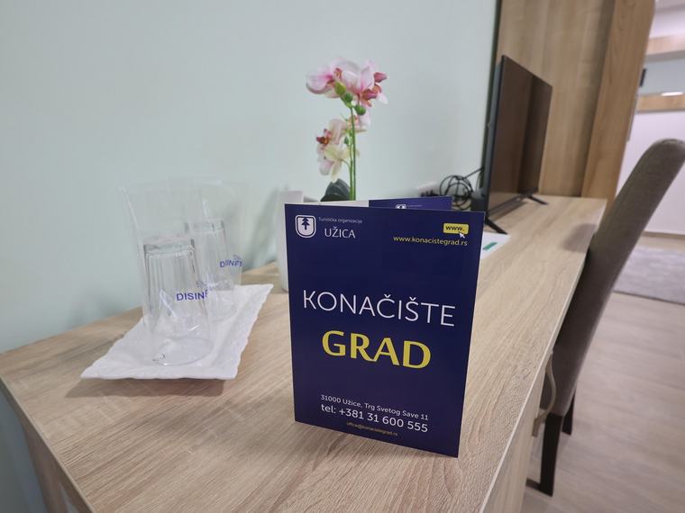 Info fascikla Konačišta „Grad“ na radnom stolu