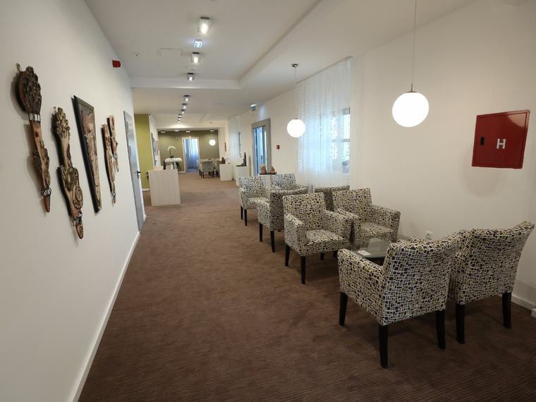 Lobi Konačišta „Grad“ sa foteljama i pogledom niz hodnik