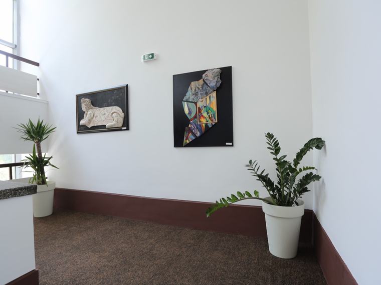 Radovi učenika užičke Umetničke škole na zidu konačišta