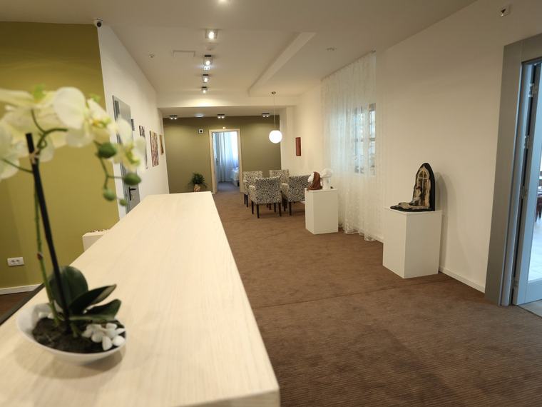 Hodnik sa ulazima u sobe