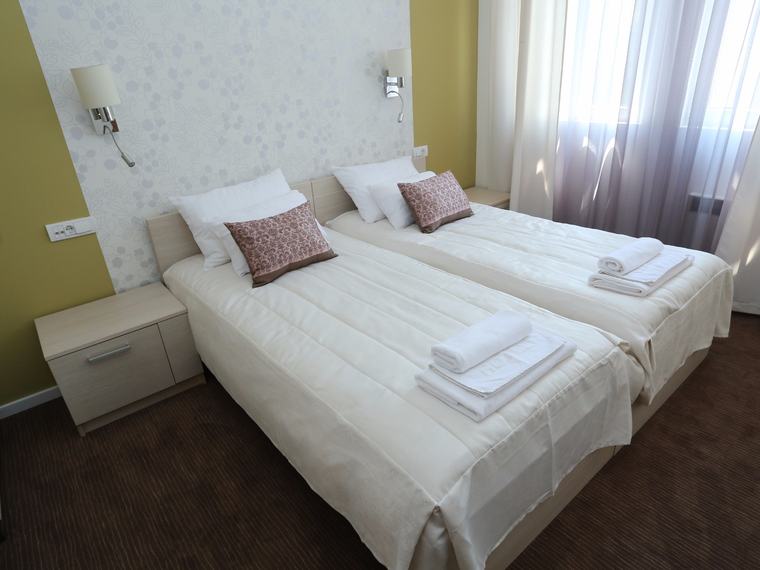Soba sa stočićem i posluženjem
